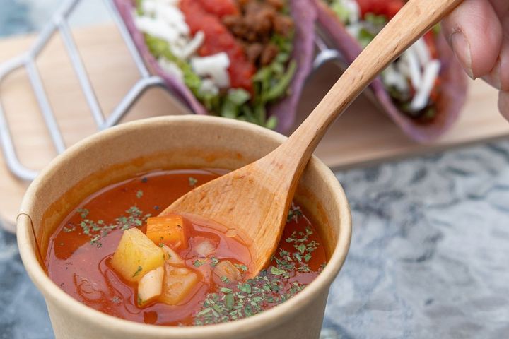 沖縄県産のトマトをふんだんに使った具沢山のミネストローネ