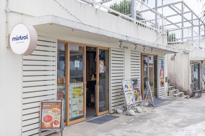 ウミカジテラス内に位置するCafe Bar SEE THE SEA