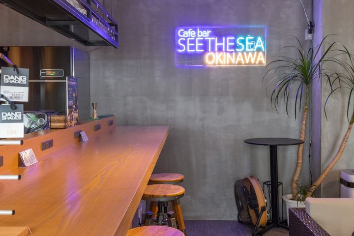 テラス席では絶景が楽しめますが、風が強い日は店内席がおすすめ