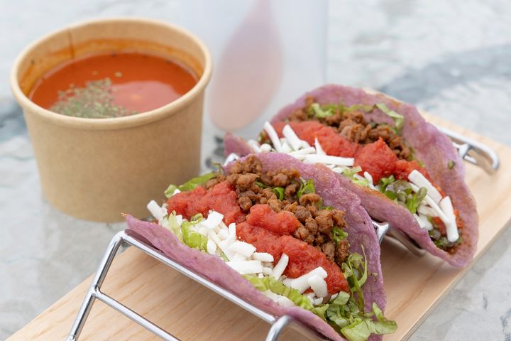 タコス2ピースとスープのセットは1,000円でテイクアウト限定