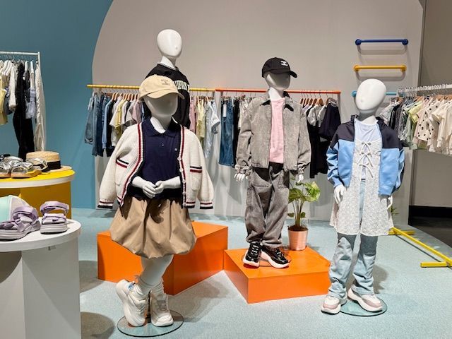 [写真右]アウター2990円 レースキャミソールセットT1990円（3月中旬販売予定） GIRLSスリムフレアジーンズ1990円 [中央]デニムジップアップジャケット2990円 スウェットプルオーバー1290円 デニムワイドワークジョガーパンツ1990円 UVカットツイルロゴキャップ990円 [左]GIRLSラインカーディガン1990円 ポロシャツ990円（3月上旬販売予定） スカート1990円（3月上旬販売予定）ソックス・2足セット490円