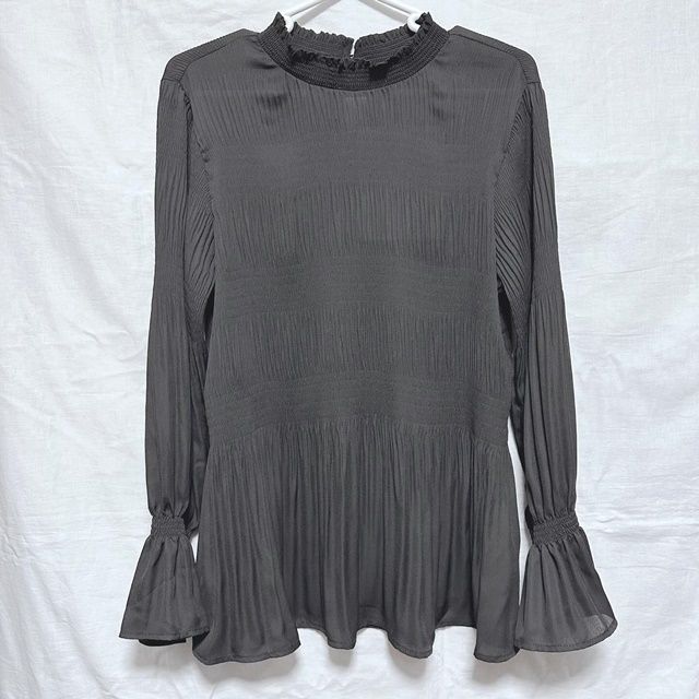 しまむら「シアープリーツハイネックブラウス」