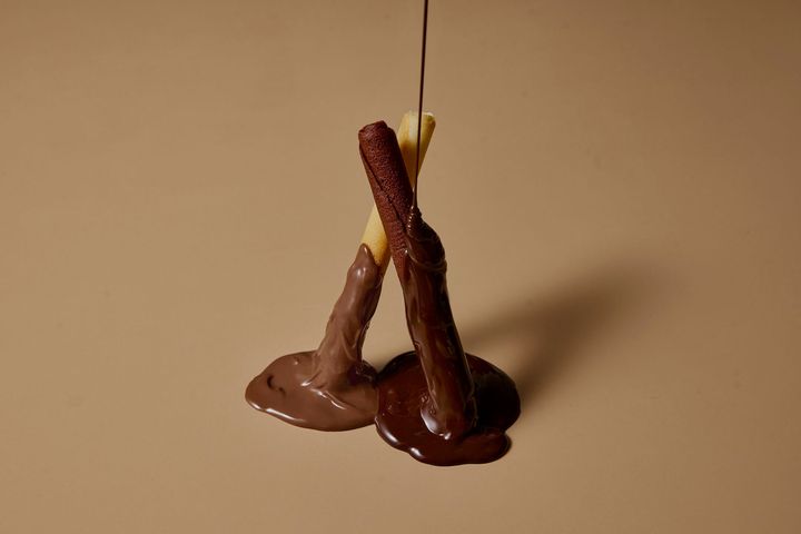 バターの風味が豊かな「シガール®︎」に、2種のチョコレートをたっぷりと。バターがしっかり感じられるサクサクのラングドシャ生地は、何度食べてもやっぱり美味しいのです。