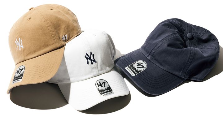 フォーティーセブンのロゴ入りキャップと無地キャップ