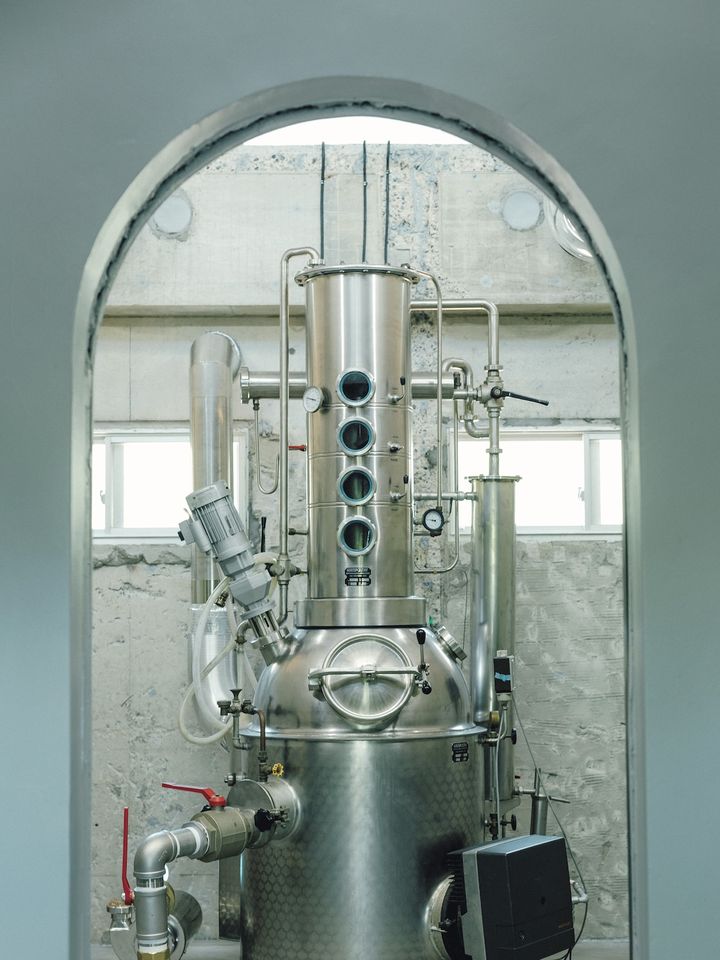 〈mitosaya薬草園蒸留所〉蒸留家・江口宏志の人生最高のお買いもの「ドイツ製の古い蒸留器」