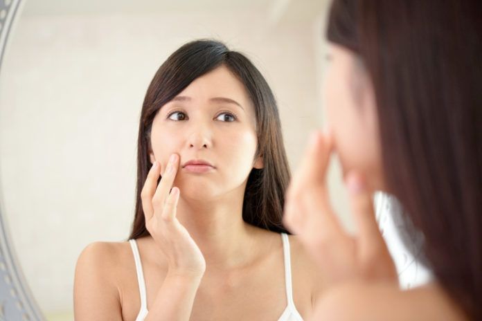 満面の笑顔が一番老け顔…⁉ せっかくの笑顔が老け見えしている人の特徴4つ