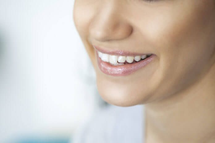 満面の笑顔が一番老け顔…⁉ せっかくの笑顔が老け見えしている人の特徴4つ