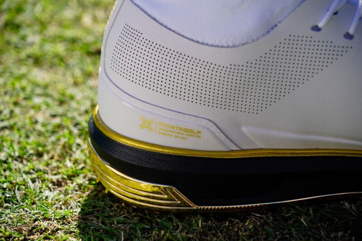 靴下と一体化したゴルフシューズ!? “PGAトッププロ”着用の新作とは？