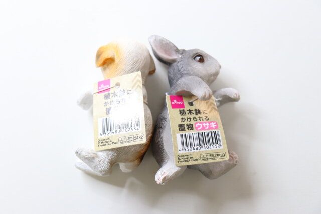 ダイソー 植木鉢にかけられる置物 犬 植木鉢にかけられる置物 ウサギ 商品タグ
