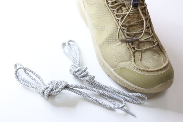 反射する靴紐（120cm、白・黒） スニーカー