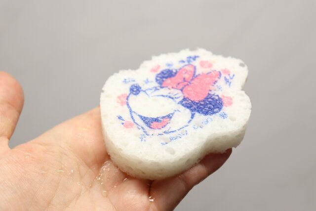 ダイソーのぷるぷるになるセルロース圧縮スポンジ（ミニーマウス）FW