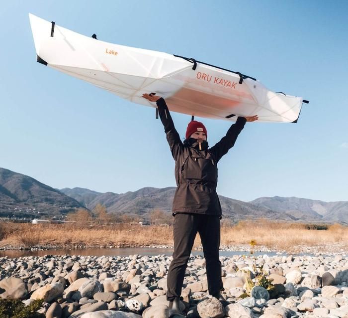 ORU KAYAKを持ち上げている人