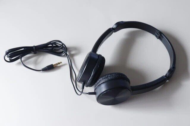 ダイソー ヘッドホン 折りたたみ式