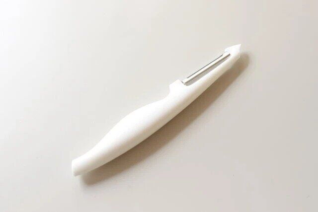 ダイソー たて型 ピーラー