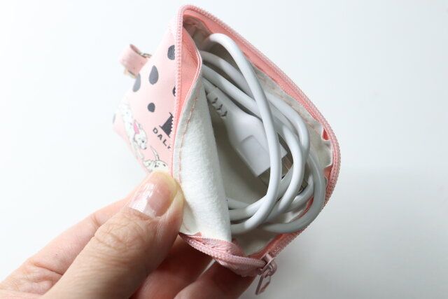 セリア ＜101＞キーホルダー付き L字ファスナーポーチ 使用例 ケーブル