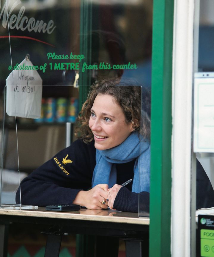 マフラーのアレンジがおしゃれ！ 老舗ブランドのセーターのコーデ