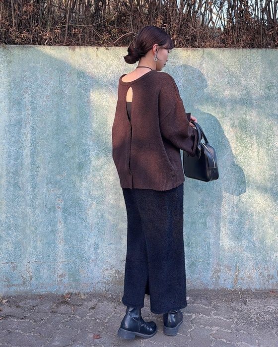 Availのダークブラウンの「スリット2WAYプルオーバー」×シャギーロングスカート