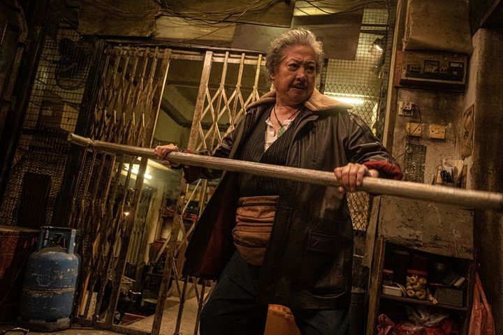 悪役のサモ・ハンは、迫力ある棒術を披露する