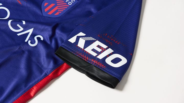 有名鉄道会社、沿線Jリーグチームのユニフォームスポンサーに！ライバル社との“壮絶バトル”がこれ