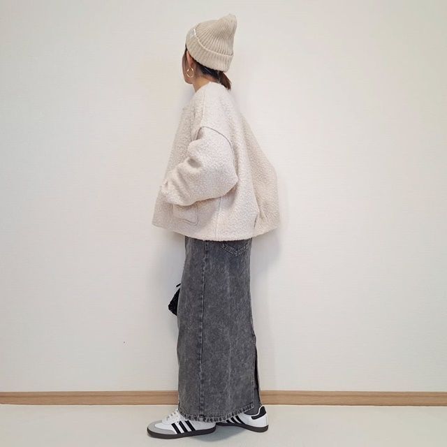 しまむらのアイボリーの「コクーンブルゾン」×デニムナロースカート