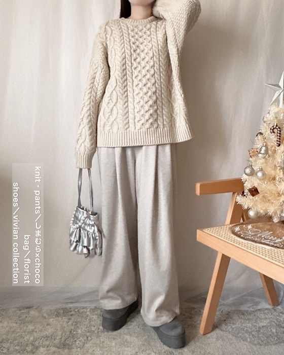 しまむらのクリームの「ケーブルクルーネックニット」×ニットワイドパンツ