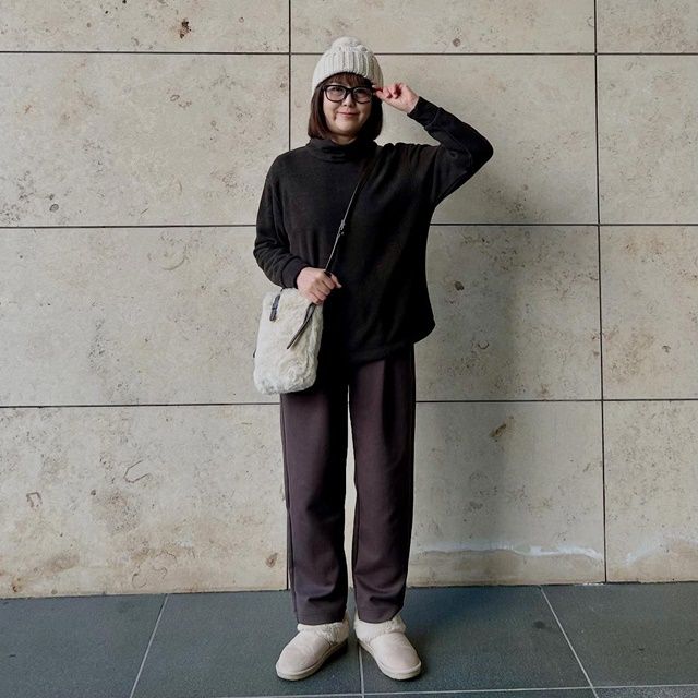 UNIQLOのダークブラウンの「ソフトニットフリースリブハイネックT」×エアリズムコットンスウェットパンツ