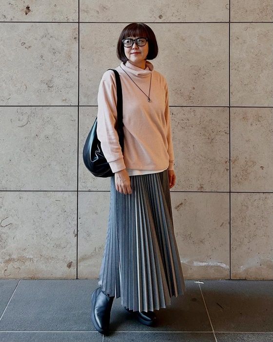 UNIQLOのピンクの「ソフトニットフリースリブハイネックT」×プリーツロングスカート