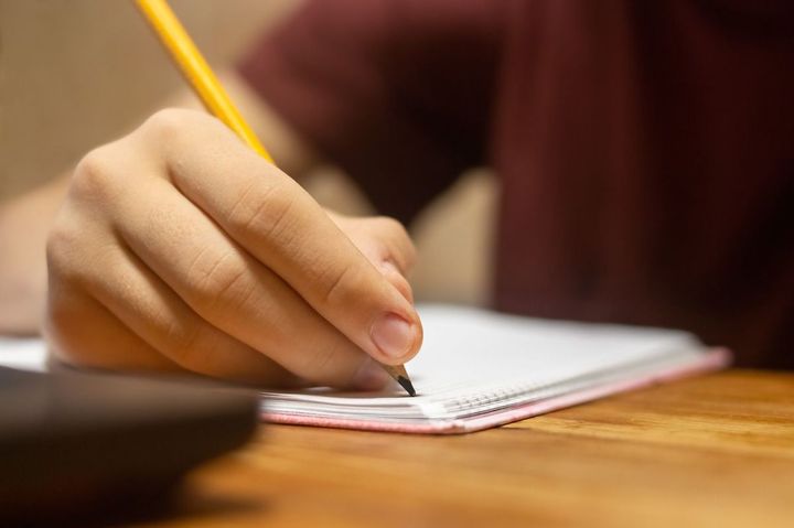 鉛筆でノートに書く手