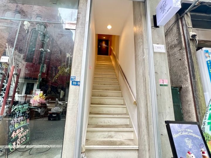 建物脇の階段から2階へ