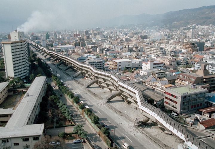 波打つように倒壊した阪神高速神戸線（1995年1月、時事）