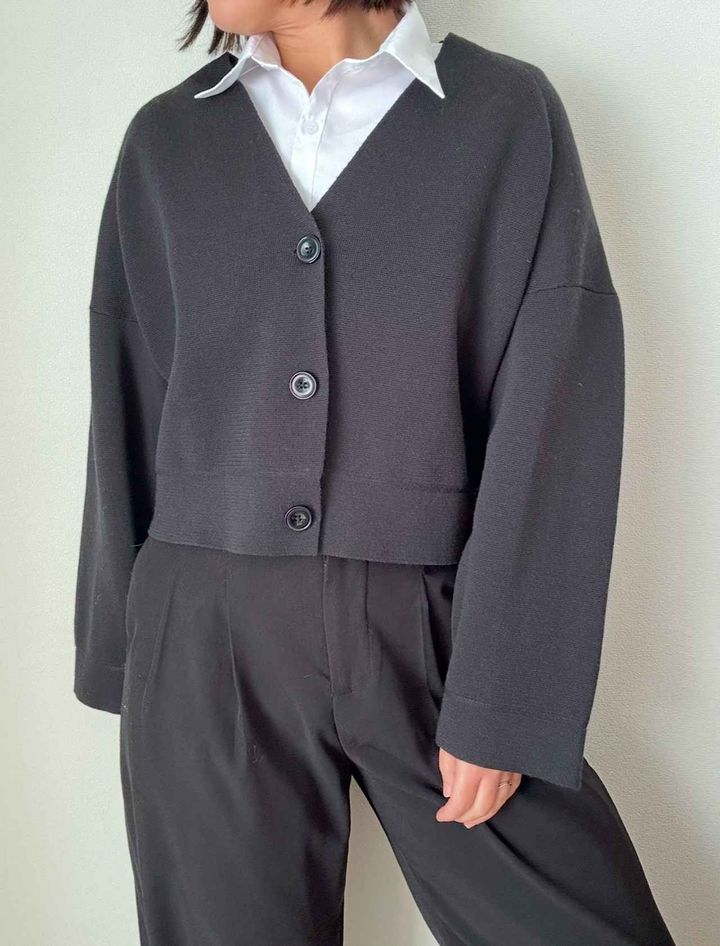 画像: カーディガンと合わせてモノトーンコーデ