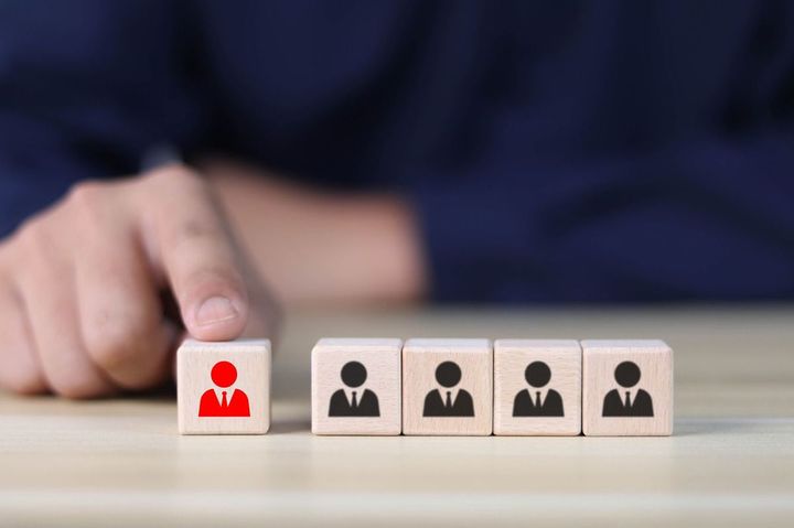 人物のアイコンが描かれた木製のブロック