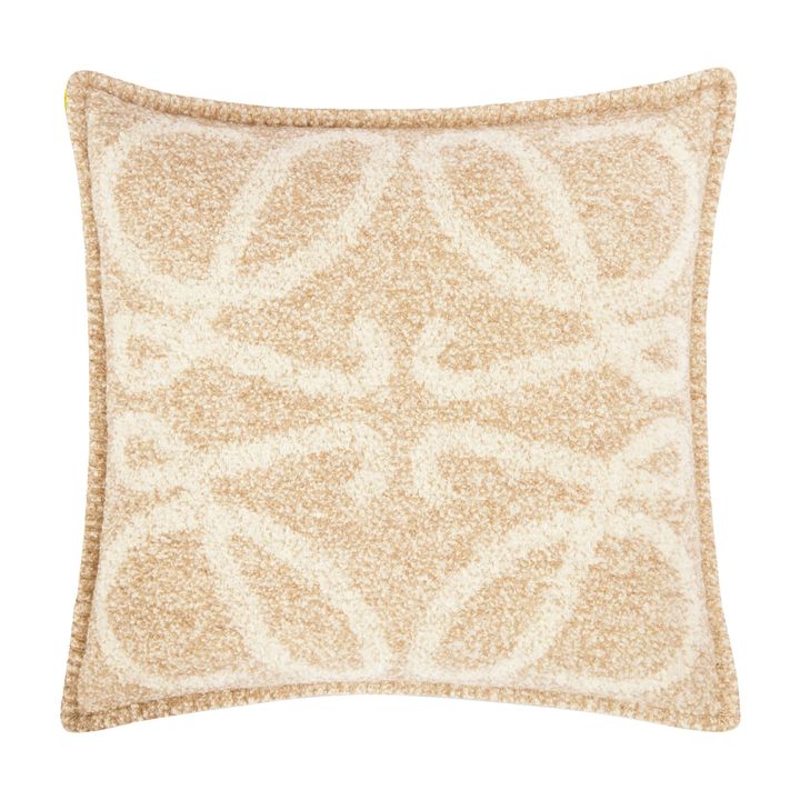 「アナグラム クッ ション」（ベージュ／ホワイト） ￥96,800／LOEWE（ロエベ ジャパン クライアントサービス）