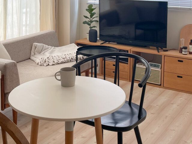 テーブルの上 マグカップ