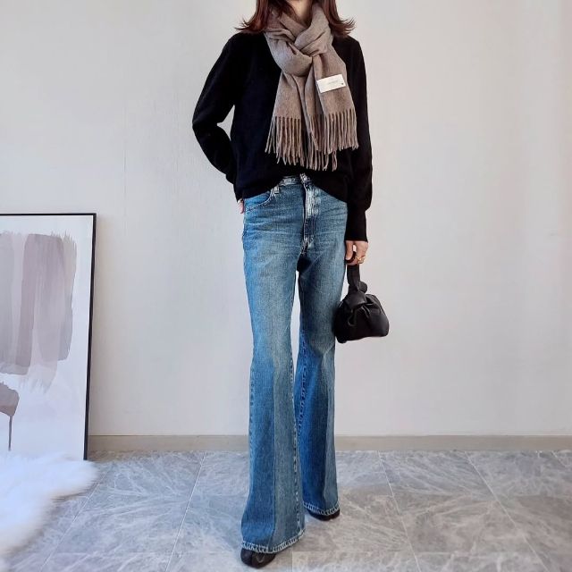 黒のカシミヤクルーネックセーターを着たコーデ