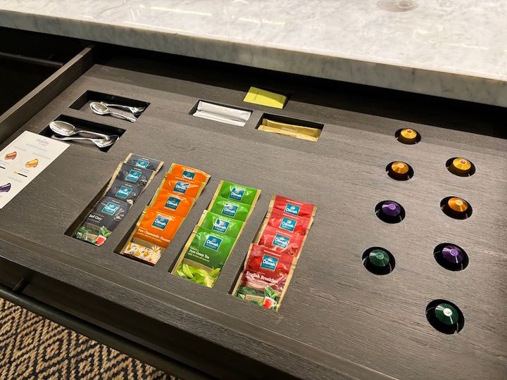 ミニバーにはコーヒーカプセル、ティーパックも（無料）