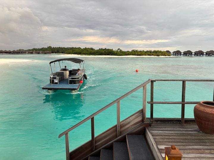 リゾート間を移動するポンツーン