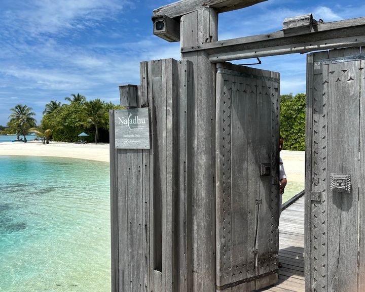 「アナンタラ・ヴェリ」とつながる「ナラドゥ・プライベート・アイランド」の宿泊ゲストだけが使用できる入り口
