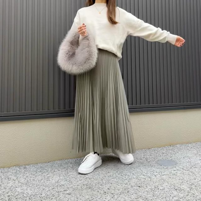 プリーツロングスカートを着たコーデ