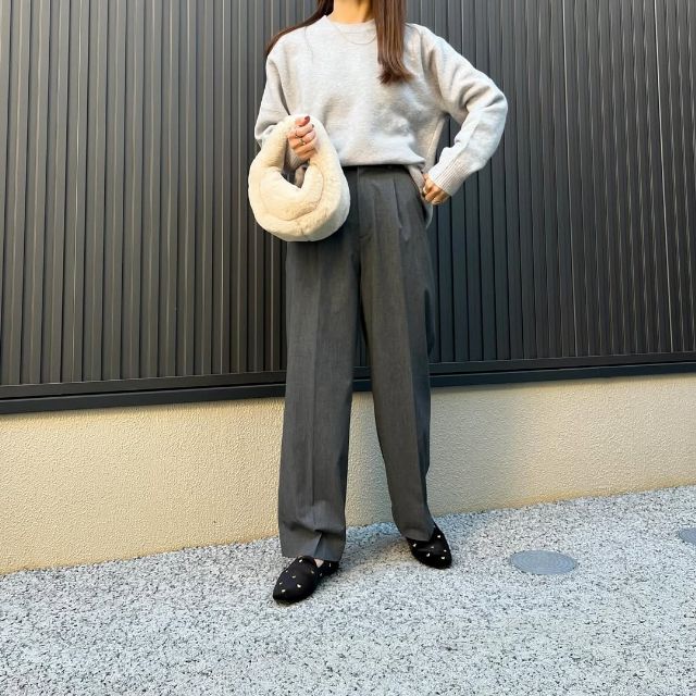 スフレヤーンクルーネックセーターを着たコーデ