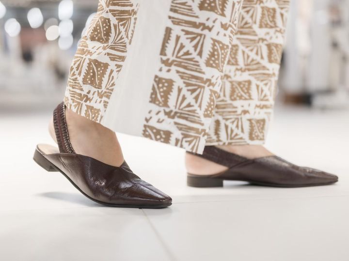 画像: ポインテッドトゥがモダンな足元を演出するミュール 出典：ジャーナル スタンダード