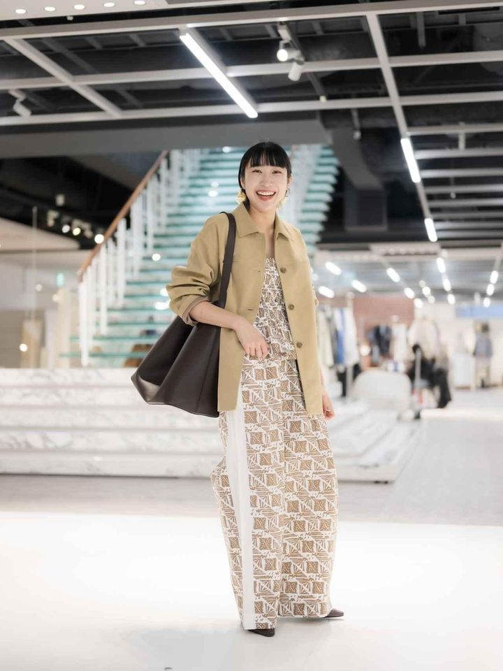 画像: コート￥20,900【ジャーナル スタンダード】 キャミソール￥22,000、ボトムス￥26,400ともに【サラマリカ】 シュシュ￥6,600【リリーフォーブス】 バッグ￥50,600【ピエトロ】 シューズ￥24,200【アトリエブルージュ】 その他／本人私物 出典：ジャーナル スタンダード