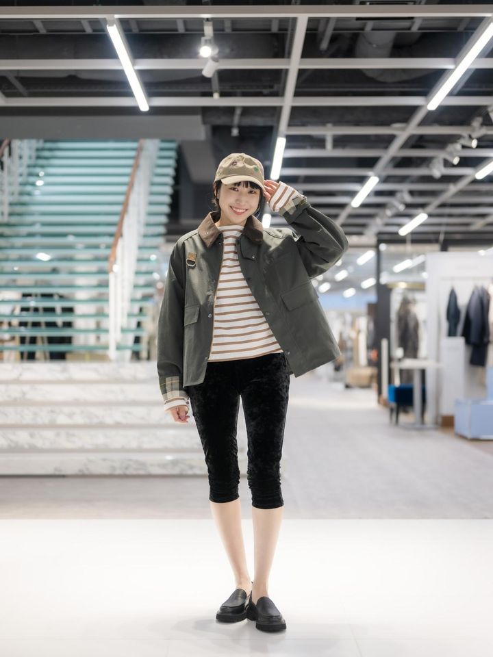 画像: ジャケット￥53,900【バブアー】 トップス￥15,400【ルミノア】 ベロアパンツ￥8,800【ジャーナル スタンダード】 キャップ￥16,500【オアハカ】 ローファー￥25,300【モヒ】 その他／本人私物 出典：ジャーナル スタンダード