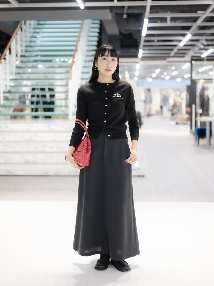 画像: カーディガン￥16,500【グリーン バター】 スカート￥16,500【ジャーナル スタンダード】バッグ￥18,700【レミアンドリード】 ローファー￥24,200【レイヤーズ】 その他／本人私物 出典：ジャーナル スタンダード