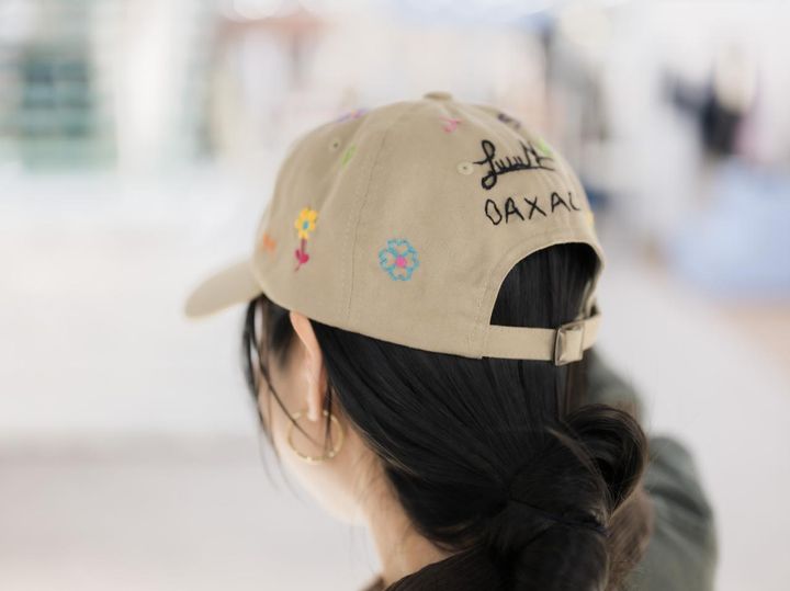 画像: ベージュトーンのキャップのため、様々なスタイリングに投入しやすい 出典：ジャーナル スタンダード