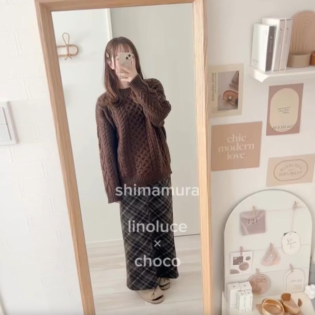 しまむらのブラウンの「ケーブルクルーネックニット」×チェックナロースカート