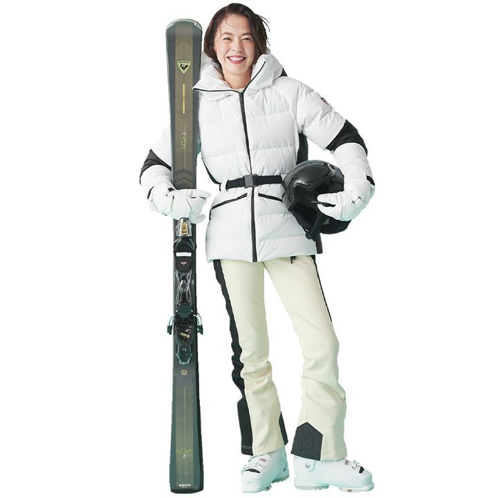上下真っ白なスキーウェアを着てスキー板とヘルメットを持った浅見れいなさん