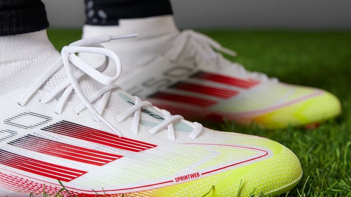 adidasの最新サッカースパイクが発売！ミッドカットの「レディースモデル」もかっこいい仕上がり