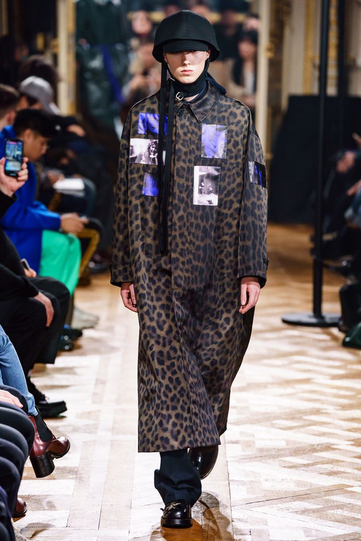 ラフ・シモンズ 2019-20年秋冬コレクションより。トレンチコートやセーターといったアイテムに、リンチの映画に出演したローラ・ダーンの写真が配されている。