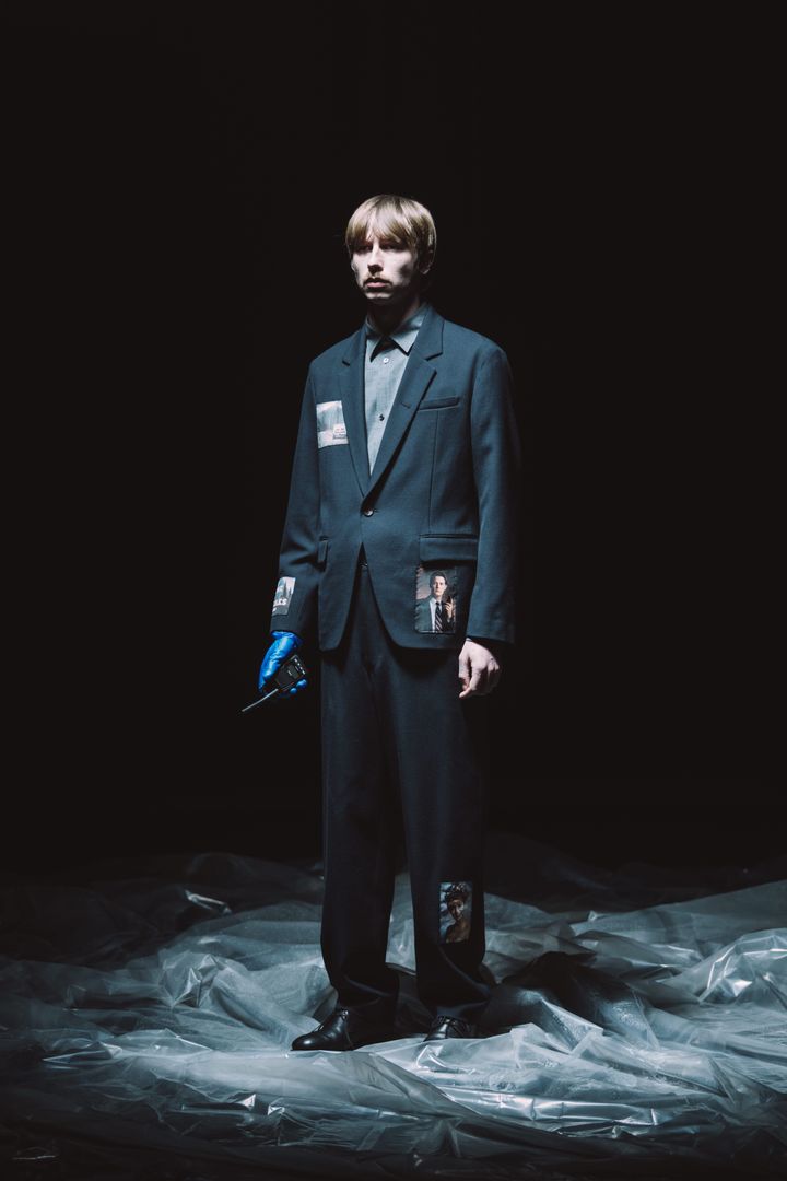 アンダーカバー 2024-25年秋冬コレクションより。テーラードスーツに「ツイン・ピークス」のスチールがコラージュされている。